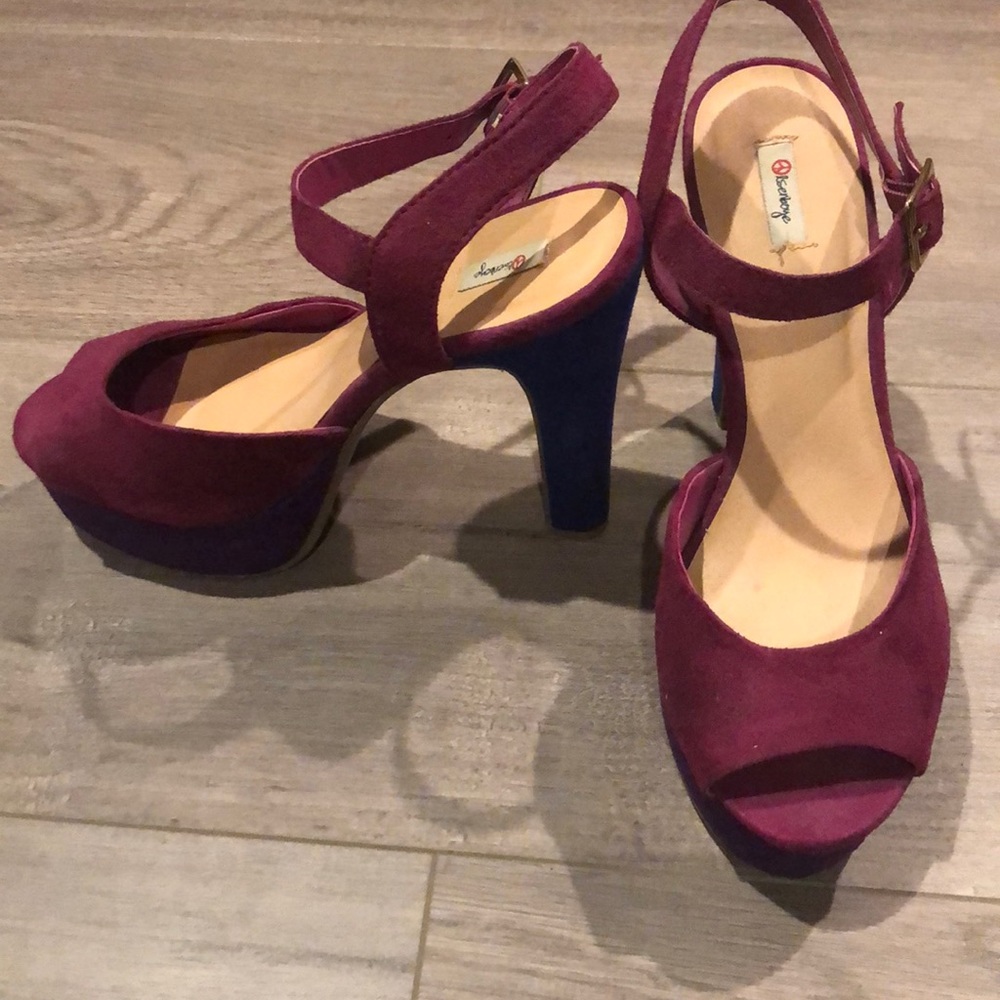 Block colored platform pumps